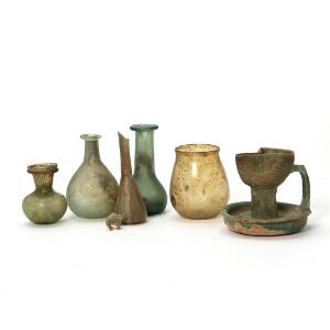 Fem flasker af irriseret glas samt olielampe af keramik. Romersk periode. H. 6-10 cm. 6