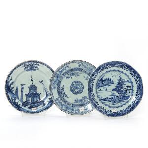 Tre kinesiske tallerkener af porcelæn, dekorerede i underglasur blå. 18. årh. Diam. 22 cm. 3