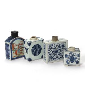 Fire kinesiske tedåser af porcelæn, dekorerede i underglasur blå og en med emaljefarver. 18. og 19. årh. H. 10-16 cm. 4