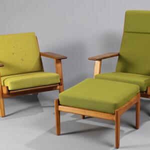 Hans J. Wegner GE 290. Lav- og højrygget lænestol af egetræ, med en tilhørende skammel. Udført hos Getama. 3