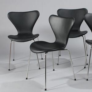 Arne Jacobsen Syveren. Fire stole betrukket med sort skind. Model 3107. Udført hos Fritz Hansen. 4