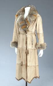 Kaninpelsfrakke med rævebesætning. Str. 36-38. L. ca. 120 cm.