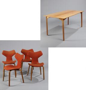 Arne Jacobsen Grand Prix. Bord samt fire stole af teaktræ, stolene med betræk af orange uld. Udført hos Fritz Hansen. 5