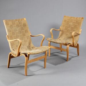 Bruno Mathsson Eva. Et par lænestole med stel af lamineret bøgetræ. Sæde og ryg udspændt med kanvas. Udført hos Karl Mathsson, Sverige. 2