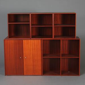 Peter J. Lassen Montana. Reolvæg af mahogni bestående af skab, bogkasse samt tre kvarte bogkasser. 5