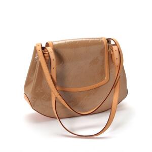 Louis Vuitton Taske af Monogram Vernis med to hanke og besætning af kernelæder samt to indvendige lommer. L. 33 x 25 cm. Dustbag medfølger.