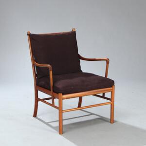 Ole Wanscher Colonial. Armstol af mahogni, sæde med spanskrørsflet. Løse hynder i sæde og ryg betrukket med lilla uld. Model PJ-149.