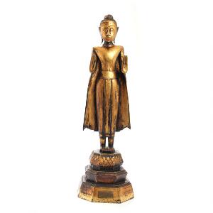 Stående orientalsk Buddha af rigt udskåret og delvis forgyldt træ. 20. årh. H. 100.