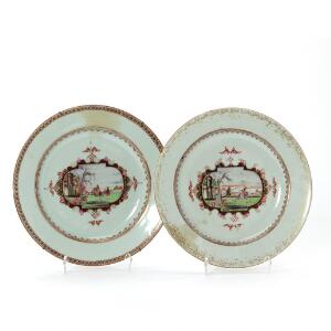 Et par kinesiske export tallerkener af porcelæn dekorerede i guld og emaljefarver med riddermotiver i kartouche. 18. årh. Diam. 23 cm. 2