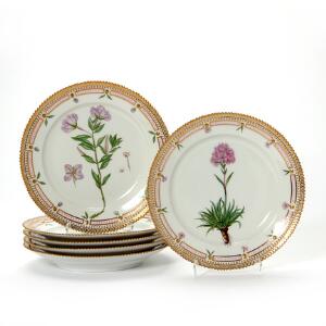Flora Danica seks frokosttallerkener af porcelæn. 3550. Royal Copenhagen. Diam. 22 cm. 6