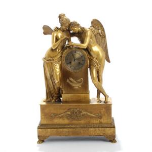 Fransk empire kaminur af forgyldt bronze, støbt med ornamentik og figurer i form af Amor og Psyke. 19. århs. begyndelse. H. 58.