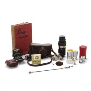 Kamera mrk Leica, Ernst Leitz Wetzlar no. 186096 i tilhørende etui af læder og med ekstra linse og tilbehør samt manual.
