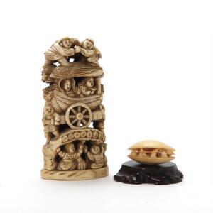 Japansk figurgruppe skåret med personer i fyrretræ efter eventyr og muslingeskal skåret med indvendige figurer. Meiji eller senere. H. 14,5 cm. og H. 2,5 cm. 2