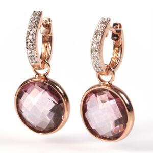 Et par ametyst- og diamantørestikker af 14 kt. pink guld hver prydet med facetslebet ametyst og brilliantslebne diamanter. L. ca. 2 cm.
