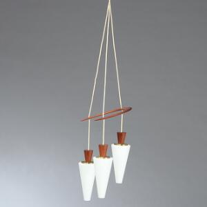 Dansk Design Loftslampe, bestående af tre kegleformede pendler af opalglas med konisk top samt bomerangformet ophæng af teak.