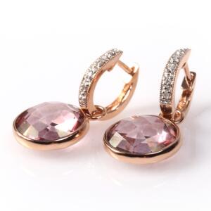 Et par rosenkvarts- og diamantørestikker af 14 kt. pink guld hver prydet med facetslebet rosenkvarts og brillantslebne diamanter. L. ca. 2 cm. Ca. 1993. 2