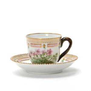 Flora Danica. Et par kaffekopper af porcelæn, dekorerede i farver og guld med blomster. Royal Copenhagen.