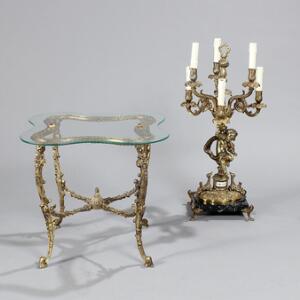 Lampebord af bronze, svungen plade af glas samt bordlampe af bronze på base af marmor, seks lysarme. 20.-21. årh. 2