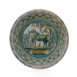 Lebrillo stort fad af keramik, dekoreret i farver med tyr og stiliseret mønster. Spanien. 19. årh. Diam. 67 cm. H. 13 cm.