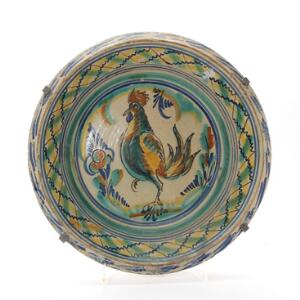 Lebrillo stort fad af keramik, dekoreret i farver med hane og stiliseret ornamentik. Spanien. 19. årh. Diam. 68 cm.