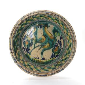 Lebrillo stort fad af keramik, dekoreret i farver med eksotisk fugl og stiliseret mønster. Spanien. 19. årh. Diam. 68 cm. H. 18 cm.