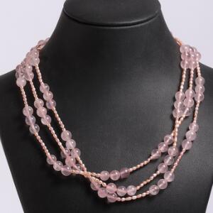 Rosenkvarts- og perlehalskæde prydet med perler af cabochonslebne rosenkvarts og rosa ferskvands kulturperler. Perlediam. 0,2-0,7 cm. L. ca. 148 cm. Ca. 2011.