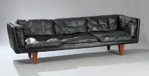 Illum Wikkelsø Fritstående tre-personers sofa. Side, ryg samt løse hynder i sæde, side og ryg betrukket med sort skind.