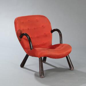 Martin Olsen Lænestol med armlæn og ben af mørkbejdset træ. Sæde og ryg betrukket med dybthæftet rødt stof. Udført hos Vik  Blindheim.