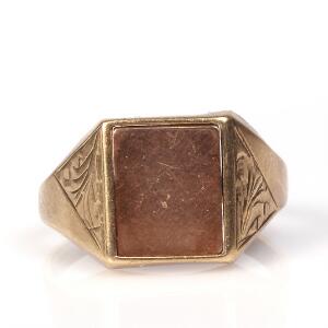 Ring af 8 kt. guld prydet med frimurersymbol. Str. 59. Ca. 1982.