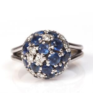 Safir- og diamantring af 18 kt. hvidguld prydet med facetslebne safirer og brilliantslebne diamanter. Str. 54,5. Ca. 1995.