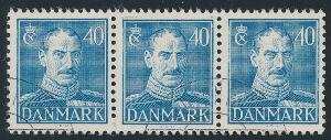 1942. Chr.X. 40 øre, blå. Pos.55-57 3-stribe med variant i pos.56 DOBBELTPRÆGNING AF RAMMELINIE I NORD en en lille del af oplaget.