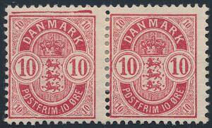 1895. 10 øre Våben, rød. Parstykke med variant stor vandret spies i N-marginalen.