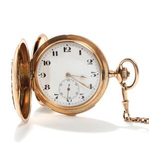 Dobbeltkapslet lommeur af 14 kt. guld, værk med timeslag. Medfølgende urkæde af 14 kt. guld. Ca. 1900. Diam. 5,5.