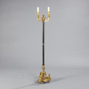 Senempire standerlampe af delvist forgyldt og patineret bronze støbt med karyatider, kanneleret stamme. 19. årh.s slutning. H. 145.