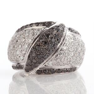 Diamantring af 18 kt. hvidguld prydet med talrige brillantslebne sorte og hvide diamanter på i alt ca. 2.92 ct. Str. 54. Ca. 2008.