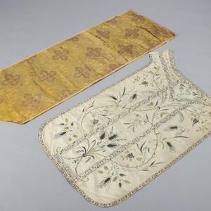 Messehagel front af silke, rigt dekoreret med broderier og pailletter samt fragment af messehagel vævet med guldtråde. 18.-19. årh. 2