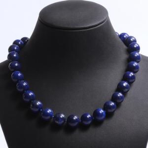 Lapis lazuli smykkesæt bestående af halskæde og ørestikker prydet med perler af cabochonslebne lapis lazuli. L. ca. 47 cm. Perlediam. ca. 13 mm. 3