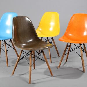 Charles Eames, Ray Eames Et sæt på fire stole med skaller af glasfiber og nyere dowel-stel af sortlakeret metal og bejdset træ. 4