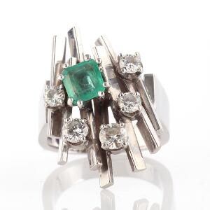 Ole Lynggaard Smaragd-og diamantring af 18 kt. hvidguld prydet med smaragdslebet smaragd omkranset af fire brillantslebne diamanter. Str. 48.