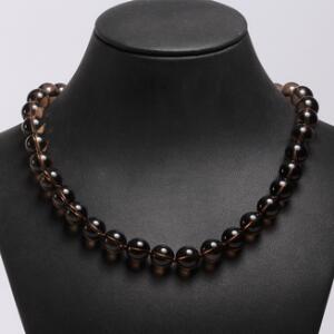 Røgkvartshalskæde af sterling sølv prydet med perler af cabochonslebne røgkvarts. L. ca. 48 cm. Perlediam. ca. 12 mm.