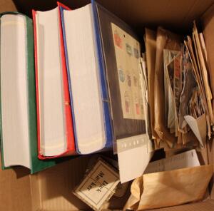 Kasse. Parti i kasse med samlinger i 3 store indstiksbøger, bl.a. er set ubrugt sæt Danmark Befriet uden gummi, ældre kuverter med dubletter m.m.