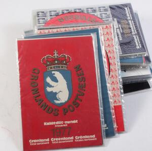 Grønland. Årsmapper. 1977-2004 komplet  et par specialmapper. Pålydende 2650 kr.