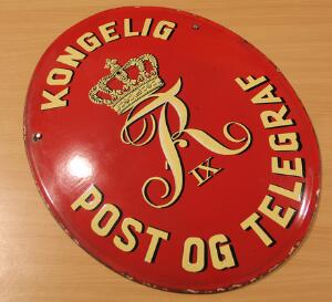 KONGELIG POST OG TELEGRAF. Stort emaljeskilt. Ca. 70 x 55 cm.