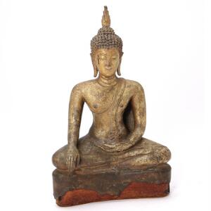 Buddha Shakyamuni af forgyldt bronze, Sukhothai stil. Thailand 20. årh. H. 36 cm.