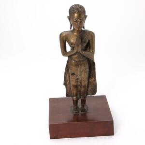 Munk stående med samlede hænder af bronze. Sukhothai stil. Thailand c. 1900. H. 27 cm. eksl. base.