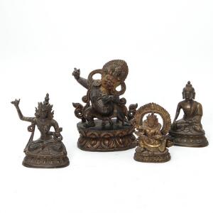 Samling figurer bestående af bl.a. Mahakala af træ samt Manjushri og buddha Shakyamuni af bronze. Nepal mm 19.-20. årh. H. 8-14 cm. 4