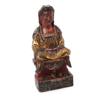 Kinesisk guanyin af forgyldt og bemalt træ siddende på lotustrone. Qing 19. årh. H. 27 cm.