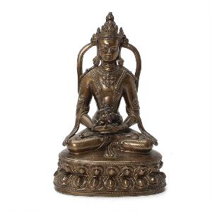 Amitayus Buddha af patineret bronze siddende på lotustrone. NepalØsttibet, 19. årh. H. 28 cm.