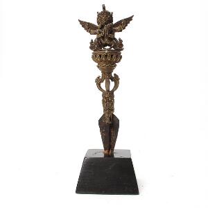 Kila af bronze støbt med dragehoved og vinget vred guddom. Nepal 19. årh. L. 25 cm. med base