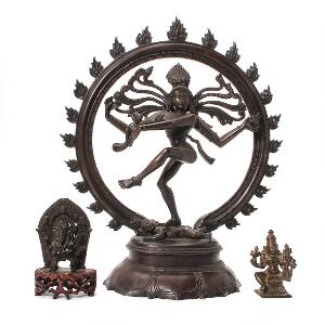 En samling indiske figurer bestående af dansende Shiva, Ganesh mm af patineret bronze. Indien, 20. årh. H. 8,5-39 cm. 3